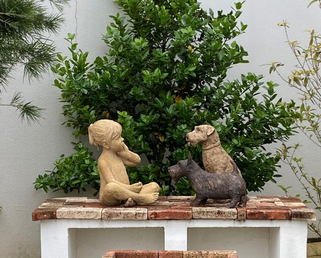 女の子と犬の彫刻
