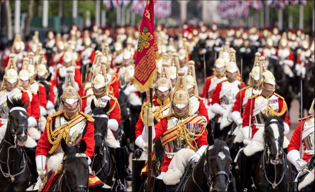 赤い制服をまとい、馬にまたがり行進するライフガーズの騎馬兵