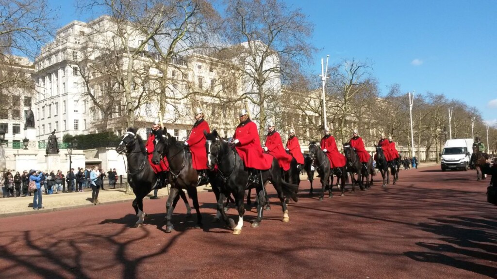 赤いマントを羽織って馬に乗る騎馬兵
