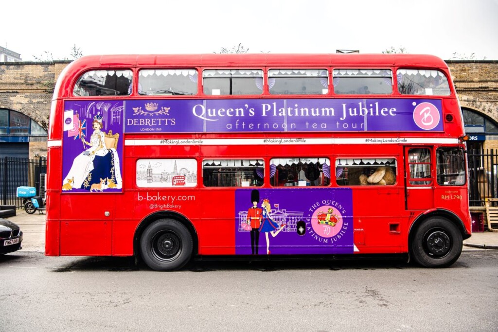 プラチナジュビリー記念観光ツアーのデザインがされた赤い二階建てバス