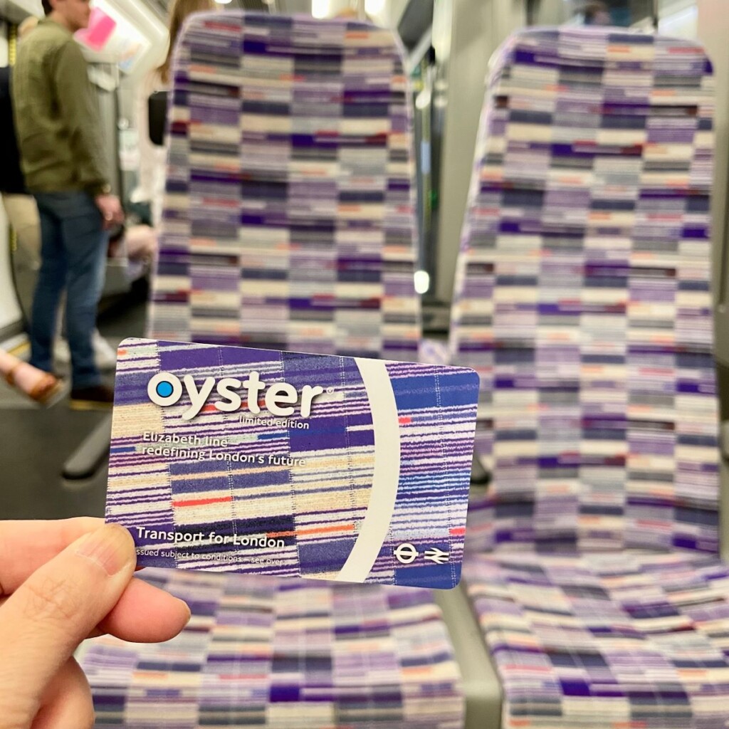 ジュビリーカラー（紫）でデザインされた地下鉄車内の座席や、記念のオイスターカード