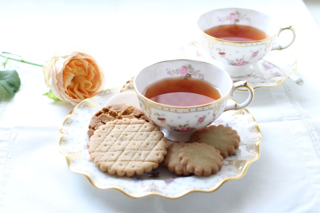 エリザベス女王がウィンザー城で愛用されているカップアンドソーサーに入った紅茶とビスケット