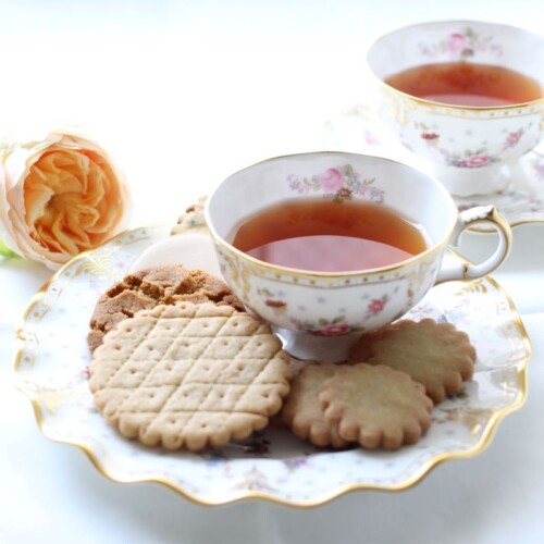 エリザベス女王がウィンザー城で愛用されているカップアンドソーサーに入った紅茶とビスケット