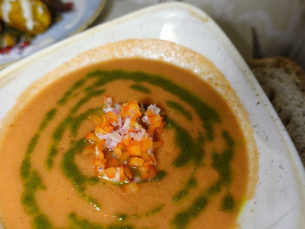 スープ皿に盛られたガスパッチョの冷たいスープ