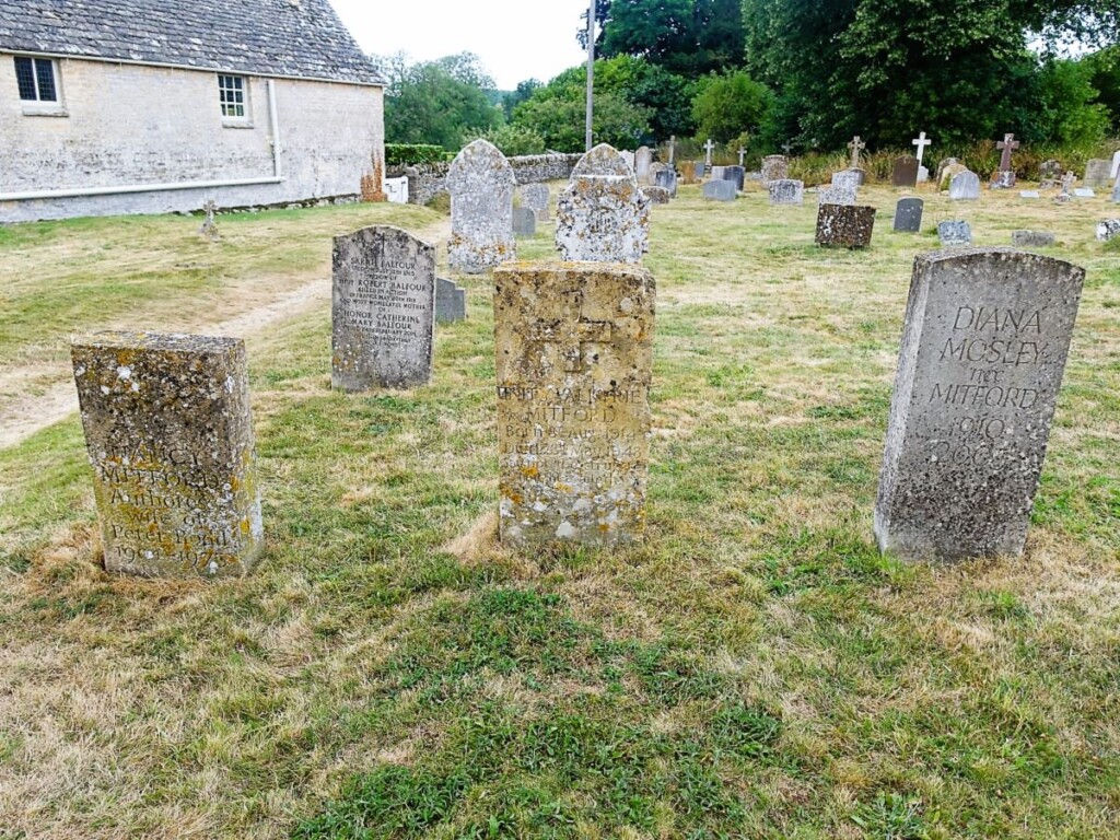 教会の墓地に建つミットフォード姉妹の墓石