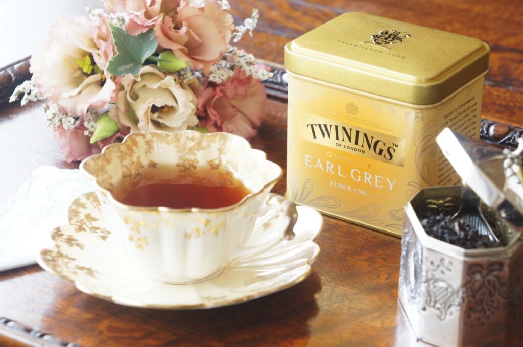 トワイニングのアールグレイ紅茶缶とカップアンドソーサーに淹れられた紅茶