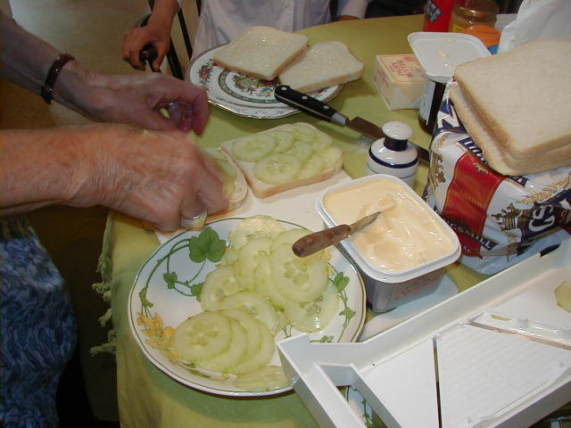 食パンの上にキュウリのスライスを並べ、キューカンバサンドイッチを作る