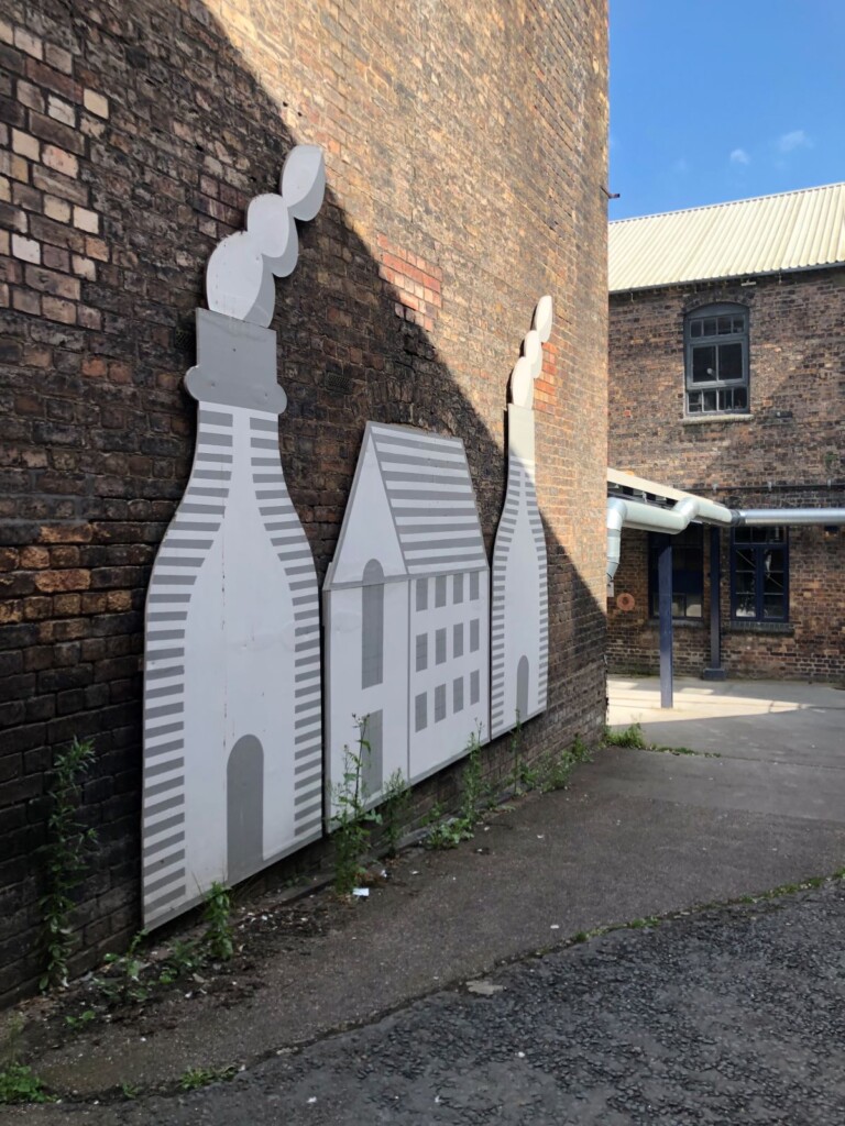 工場の壁に貼られた工場のイラスト看板