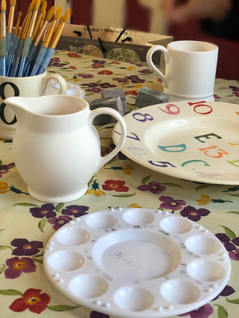 テーブルに並べた絵付けする前の陶器