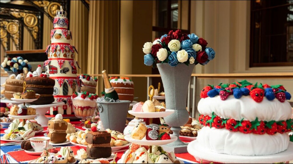 バッキンガム宮殿の中庭に並べられたフェルト製のフェイクのお菓子たち