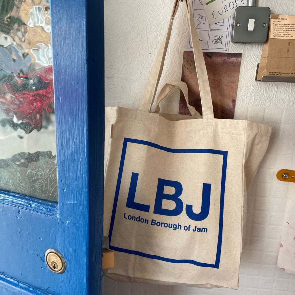 入り口横の壁に掛けられたLBJのロゴ入りトートバッグ