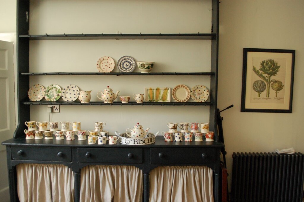 壁際の棚（ドレッサー）に飾られたエマ・ブリッジウォーターの食器