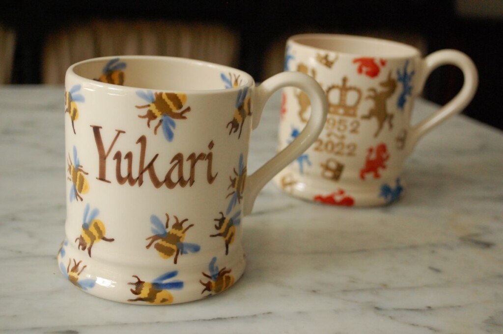 Yukariの名前が入ったマグカップと、奥にはプラチナジュビリーのマグカップ