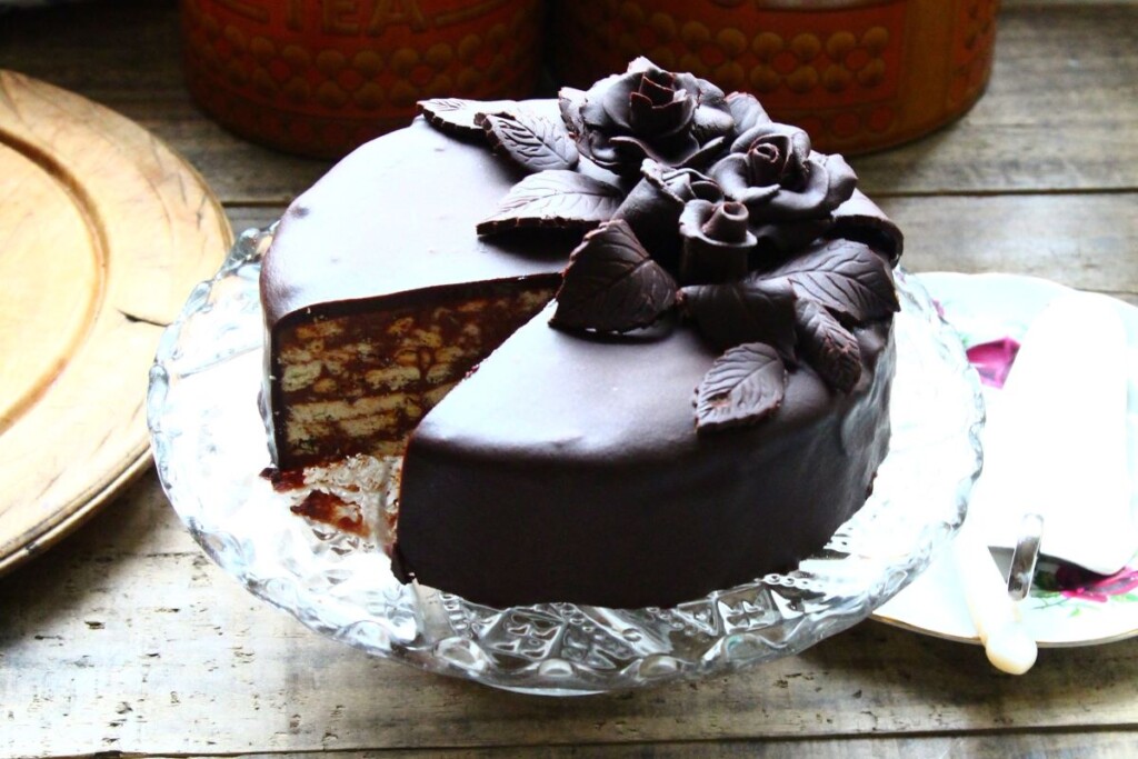 ホールのチョコレートビスケットケーキ