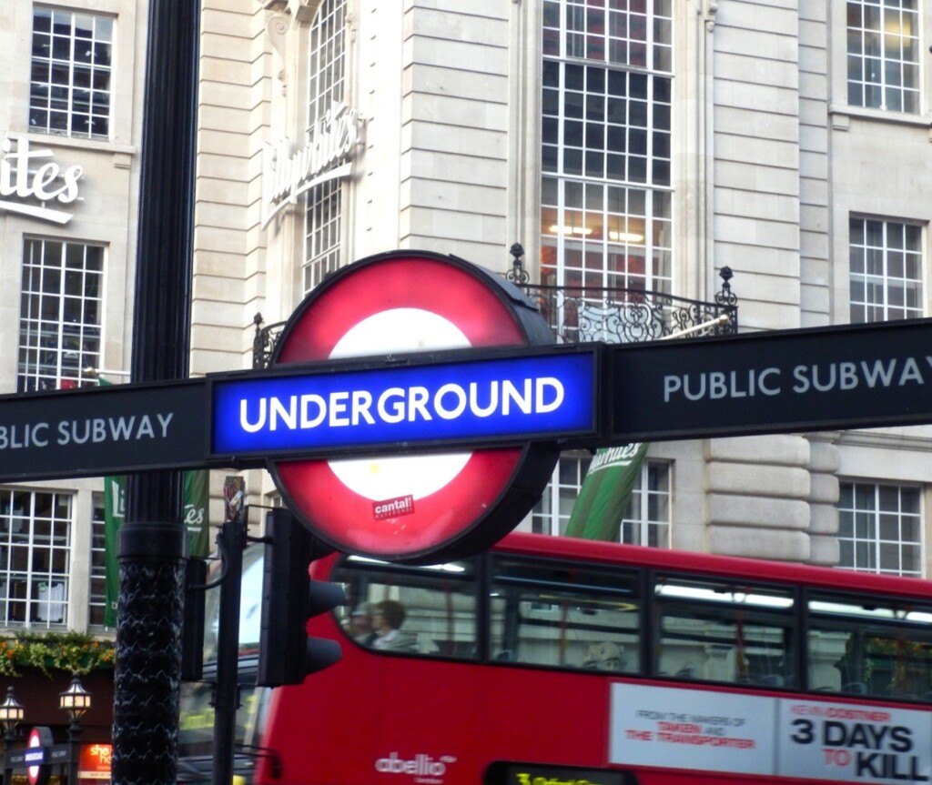 ロンドンの地下鉄（アンダーグラウンド）駅のサイン