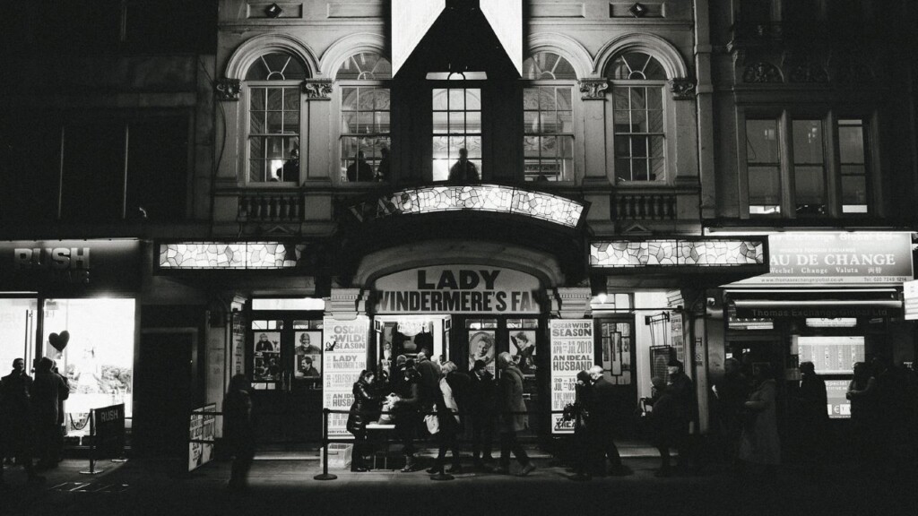 寒い冬の夜のウエストエンド地区の劇場「The Vaudville Theatre」