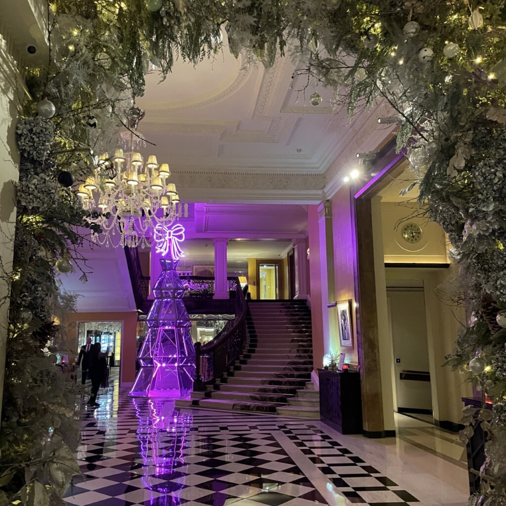 紫色が鮮やかなクラリッジズホテルのロビーのクリスマスツリー