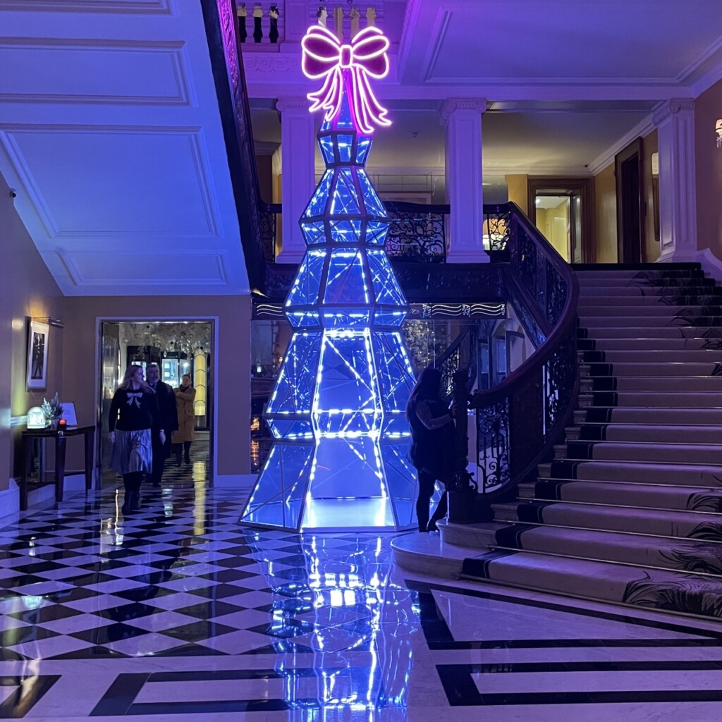 ザ・ダイアモンドをイメージしてデザインされたクリスマスツリー