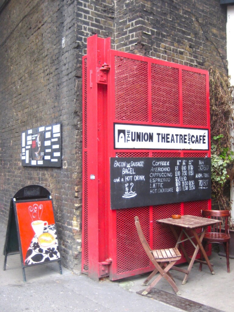 カフェの入り口の赤い鋼鉄の扉