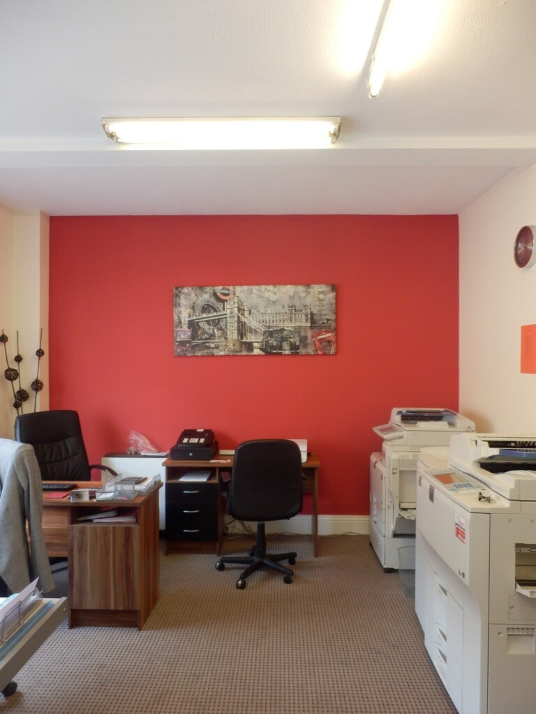 オフィスの壁に使われる赤