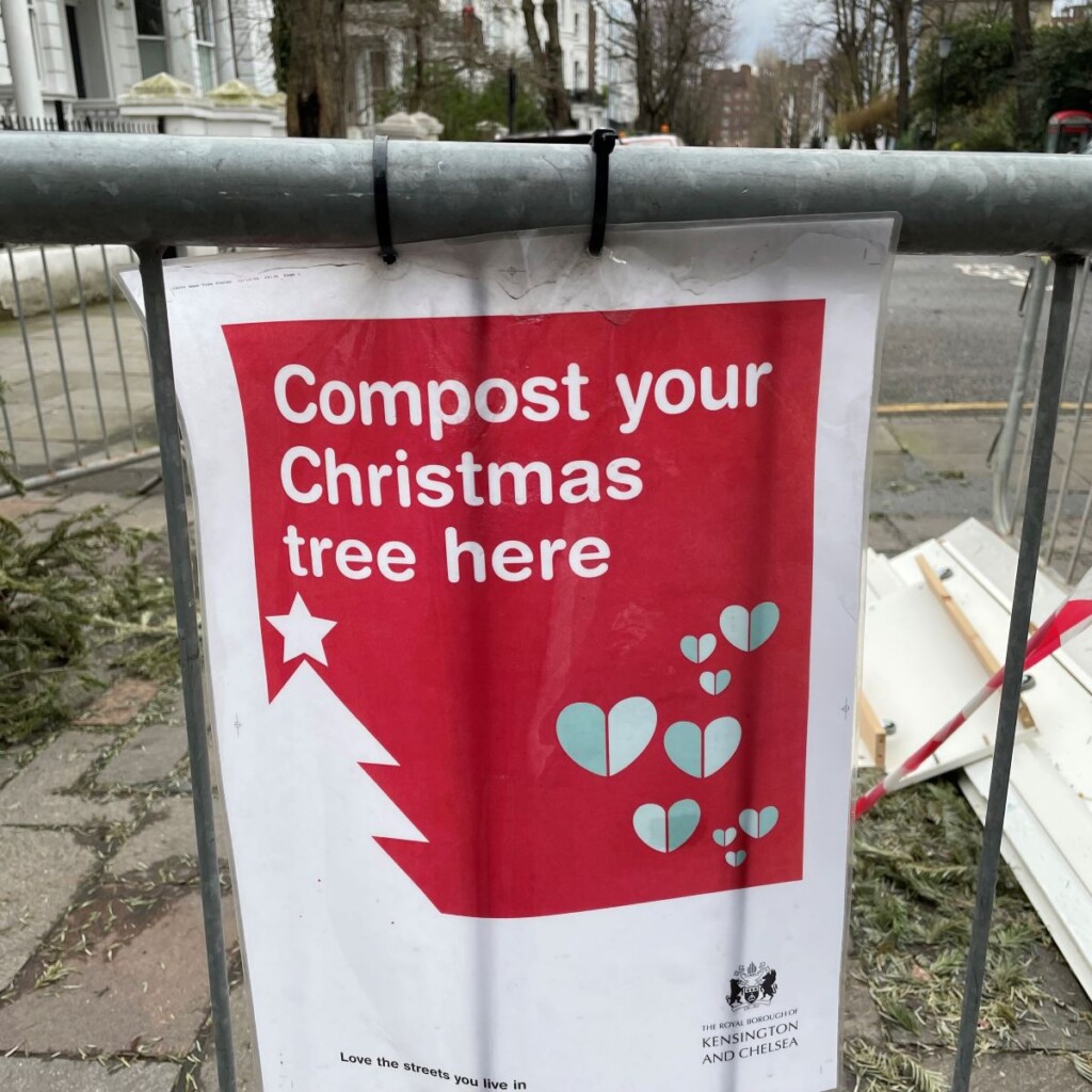 住宅街に設けられたモミの木回収所には”Compost your Chrstmas tree here”の掲示が