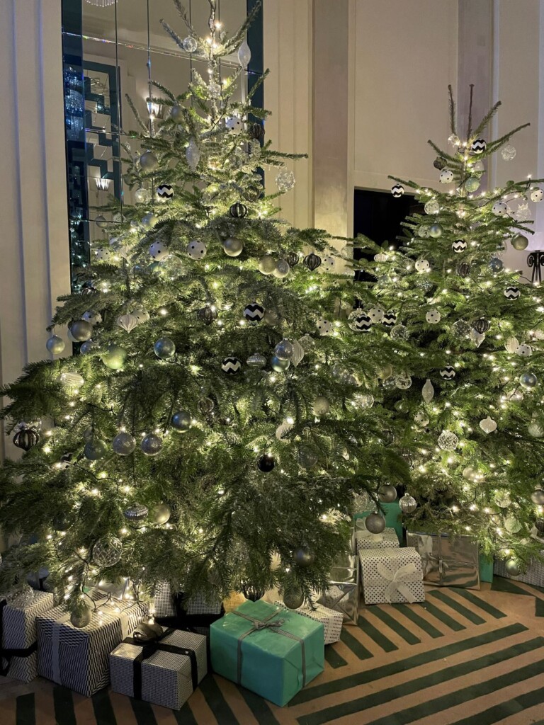 ツリーの下にプレゼントが置かれたクラリッジズのクリスマスツリー