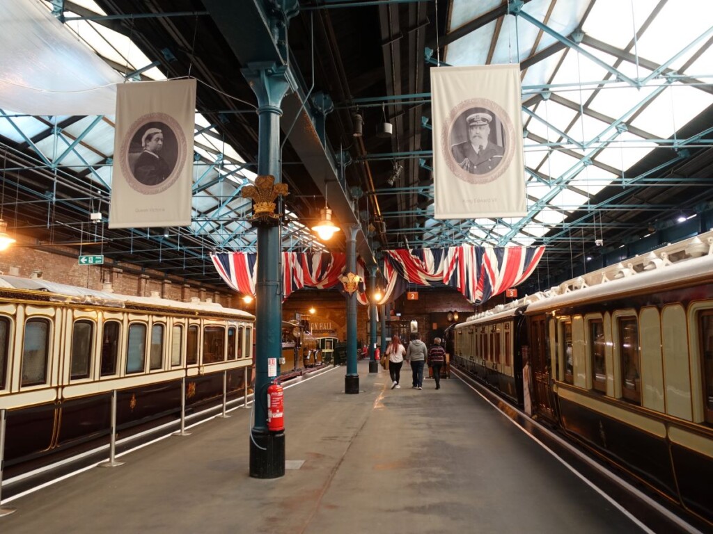 ヨーク国立鉄道博物館の内部に展示されている列車