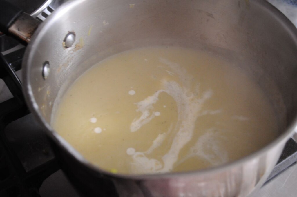 パンで煮込まれたスープに牛乳と生クリープを入れて完成