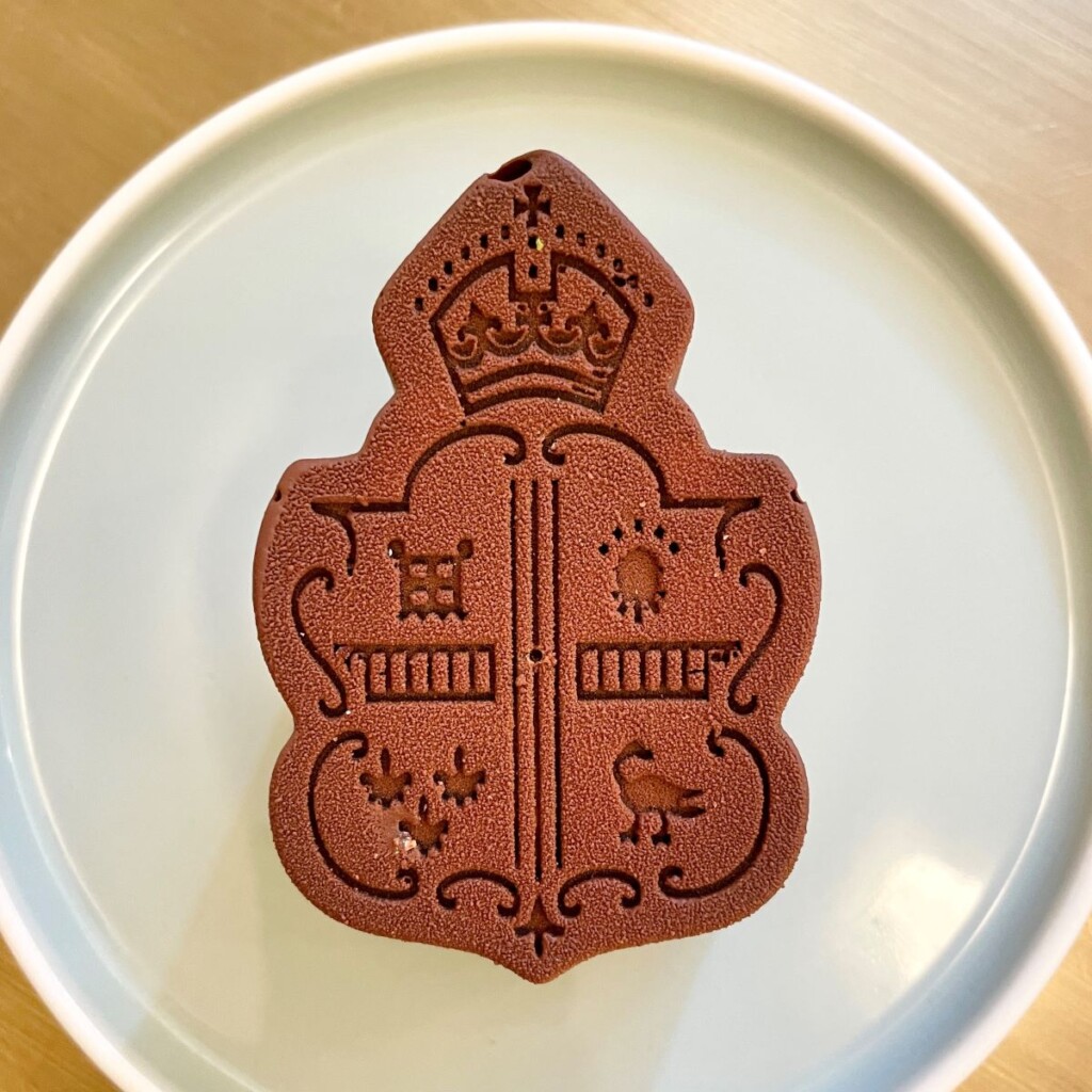 お皿の上のクラリッジズの紋章型のチョコレートケーキ