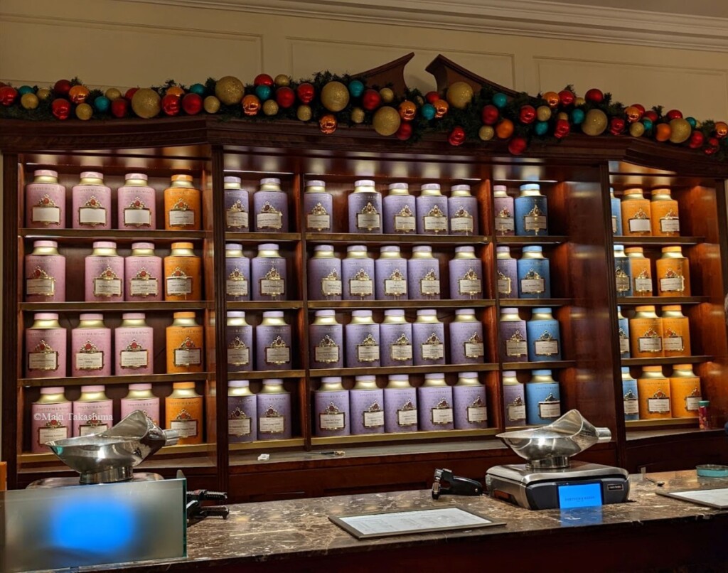 フォートナム＆メイソンの店内、紅茶の缶が並ぶ棚