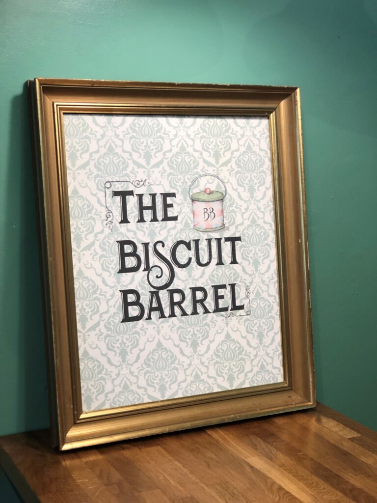The Biscuit Barrelのマークが描かれた額