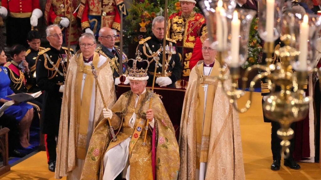 イギリス国王レガリアの笏を手にする戴冠式のひとコマ