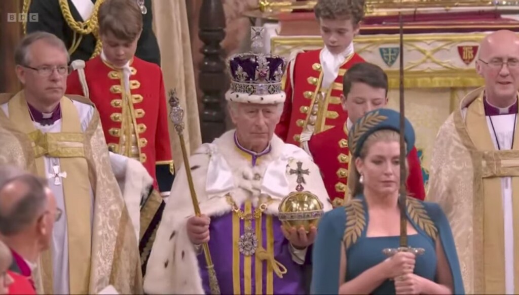 大英帝国王冠に被り替え再登場するチャールズ国王