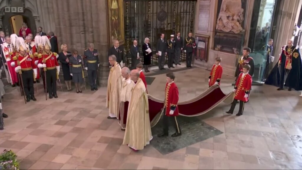 国王の孫ジョージ王子も後方でマントの裾を持ち入場するチャールズ国王