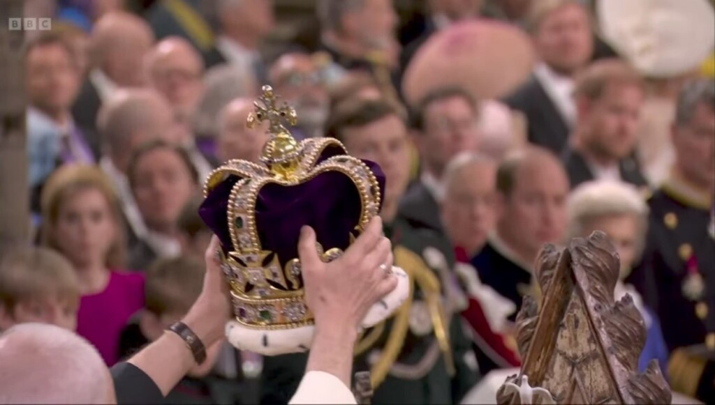 カンタベリー大司教がチャールズ国王の頭に王冠を被せるシーン