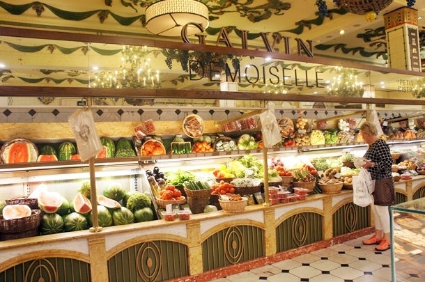 スイカやキュウリ、トマトが並ぶ百貨店「ハロッズ」の野菜売場