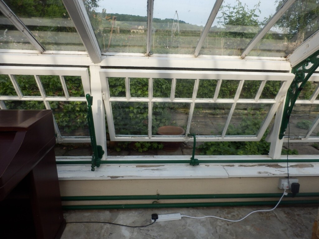 コンサーバトリー下部につけられた窓を開閉するためのお洒落な窓金物