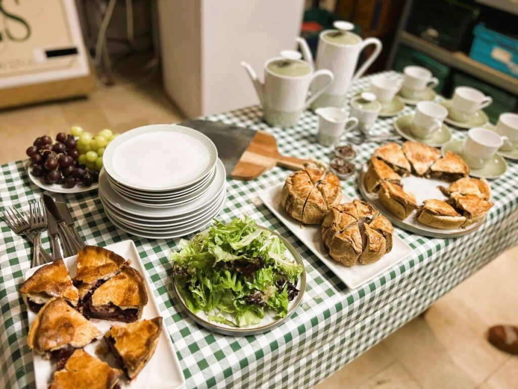 試食用に用意されたテーブルに並ぶパイやサラダ、フルーツに紅茶のセット