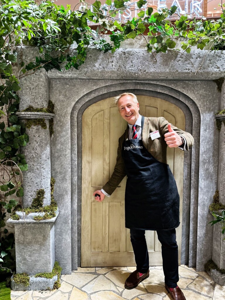 トレゴスナン茶園の扉の前でポーズをとるジョナサン