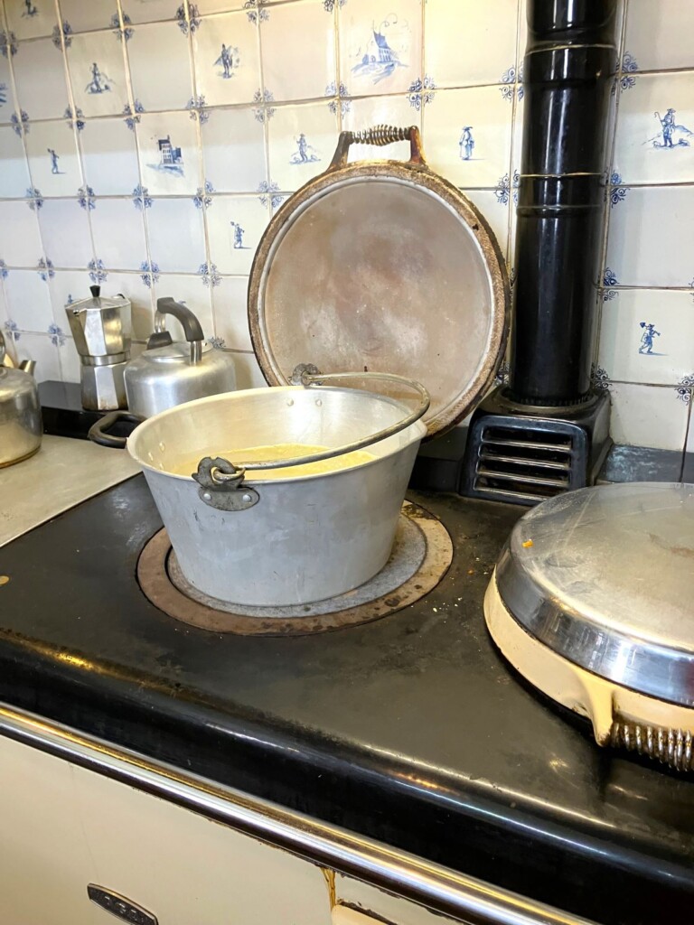 ダルメインのキッチンに備わるプリザービングパンとオーブンAGA