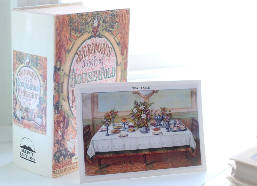 アフタヌーンティーの指南書と当時のティーテーブルのイラストカード