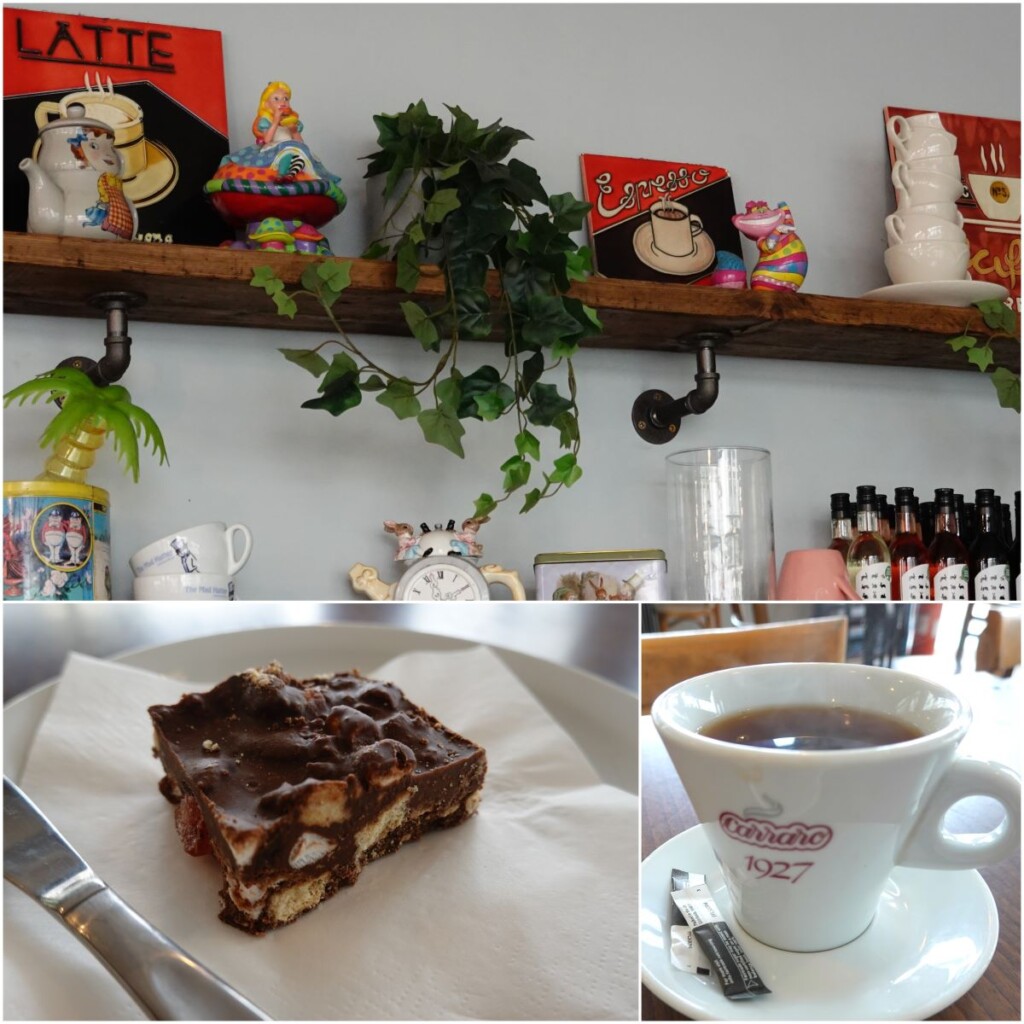 カフェ内の様子と英国菓子（ロッキーロード）、コーヒー