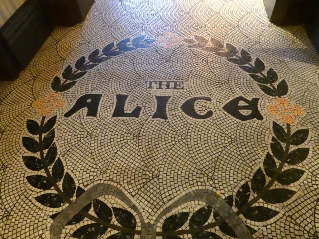 ブラッスリー前にTHE ALICEと書かれたエントランスのタイル