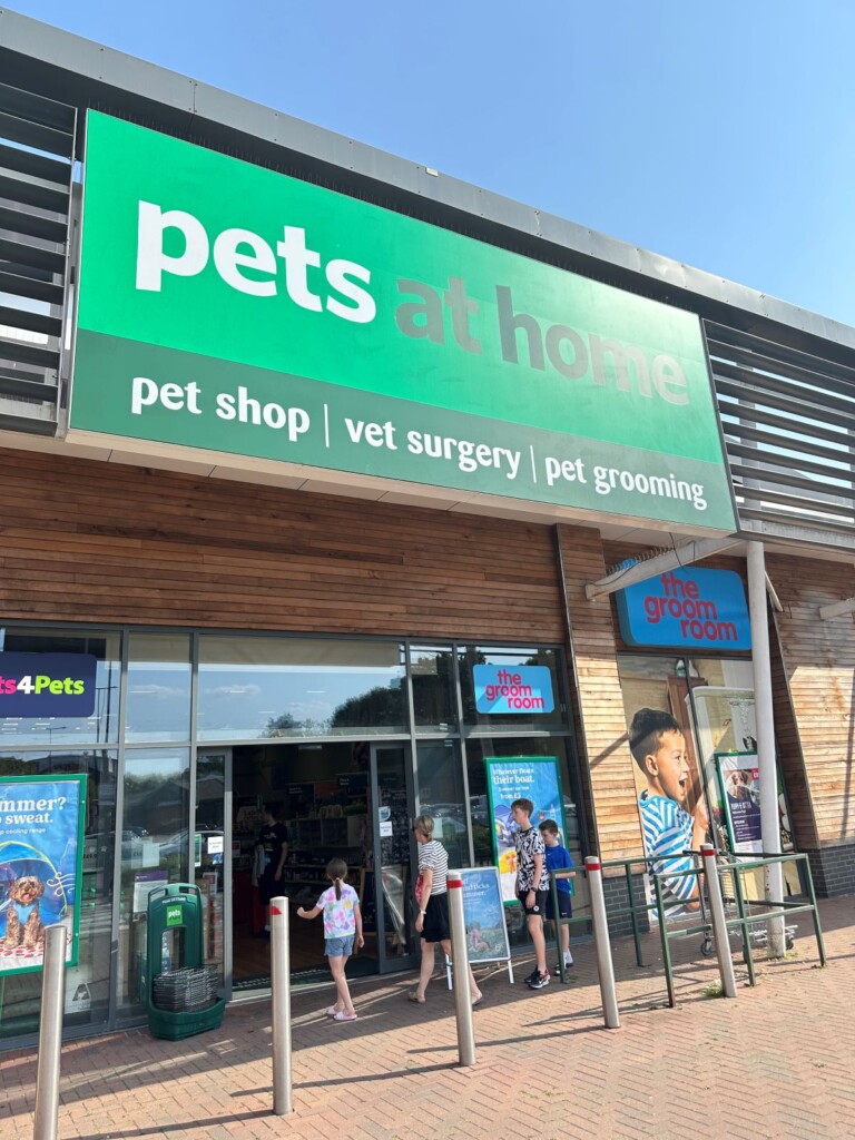 イギリスの大手ペットショップ”pets at home”の正面