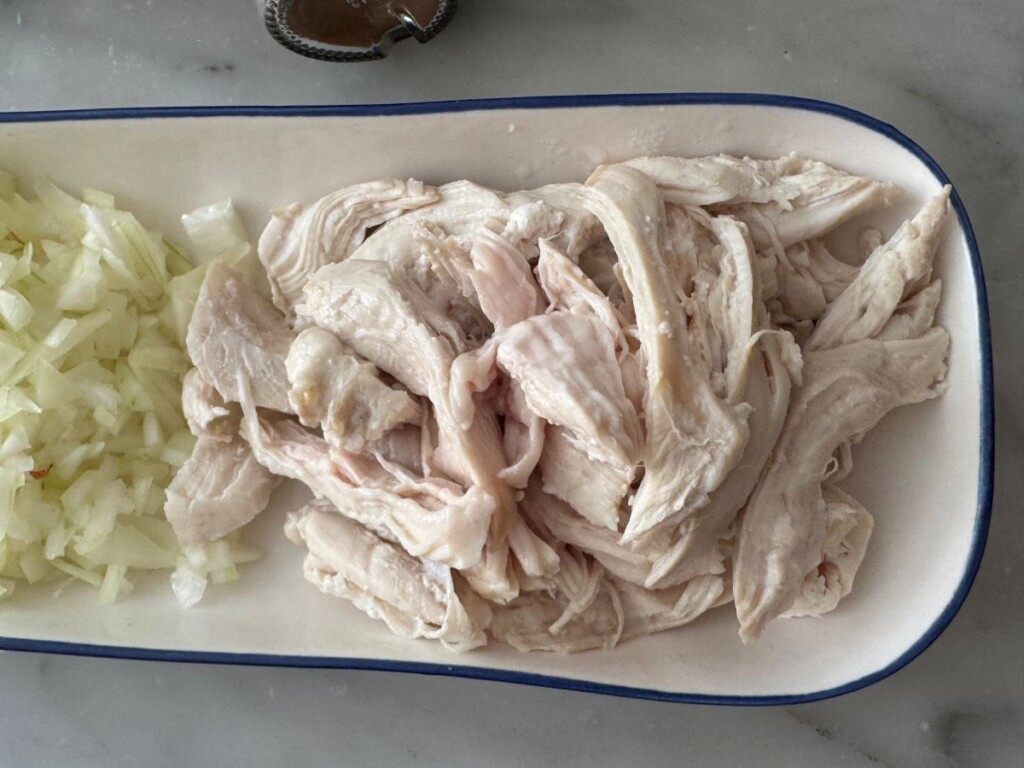 手で割いた茹でた鶏むね肉