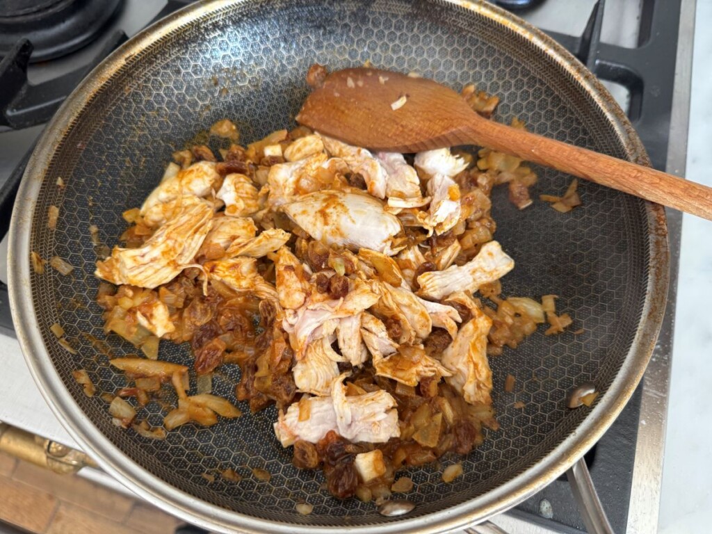 フライパンで材料を炒めるとカレーの香りが漂うように