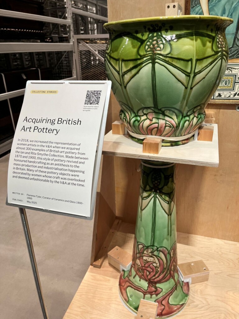 展示されている英国アート陶器