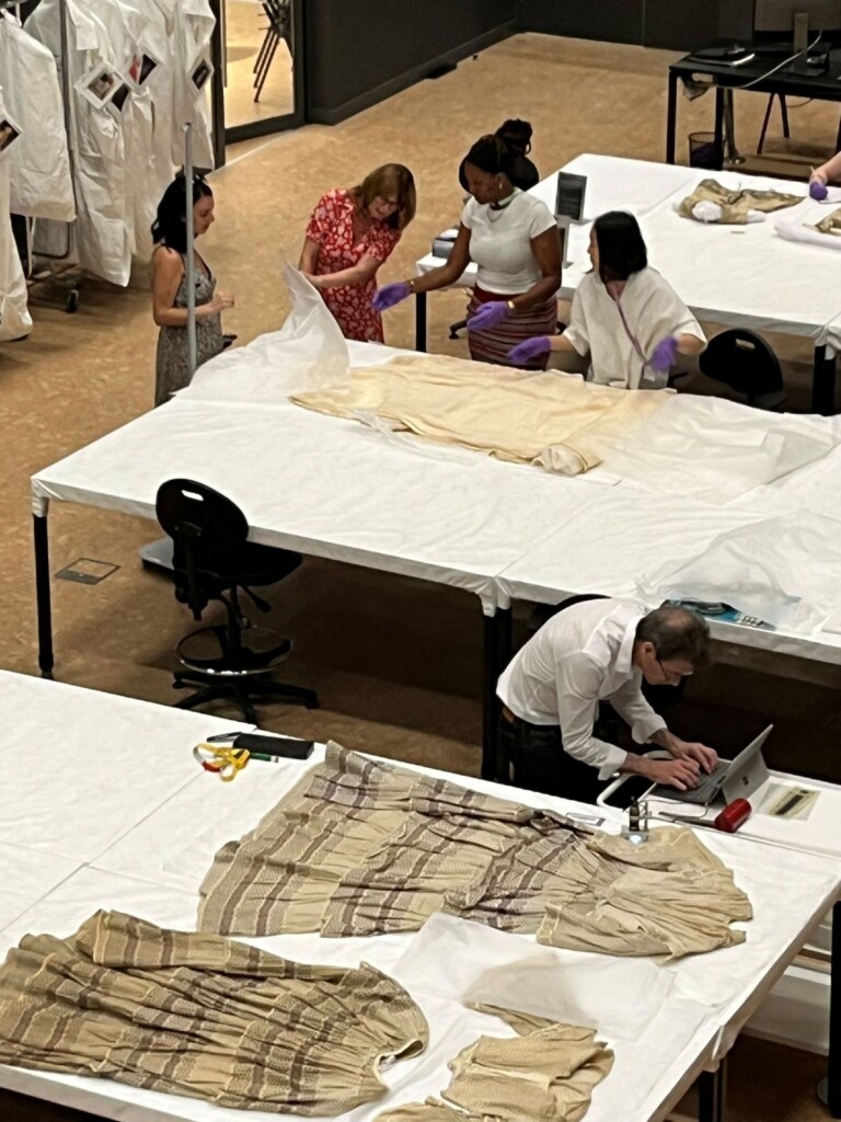 クロスワーカーズ・センターで衣服を調査する見学者