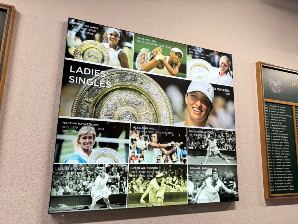 歴代の女子シングルスの優勝者の写真が飾られたパネル